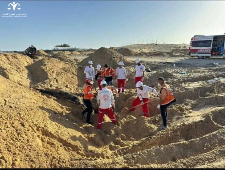 من موقع انتشال شهداء الهلال والدفاع المدني بعد إعدامهم ميدانياً برفح